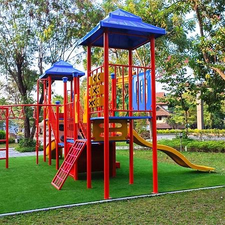 Whiz Prime Hotel Darmo Harapan Surabaya Luaran gambar