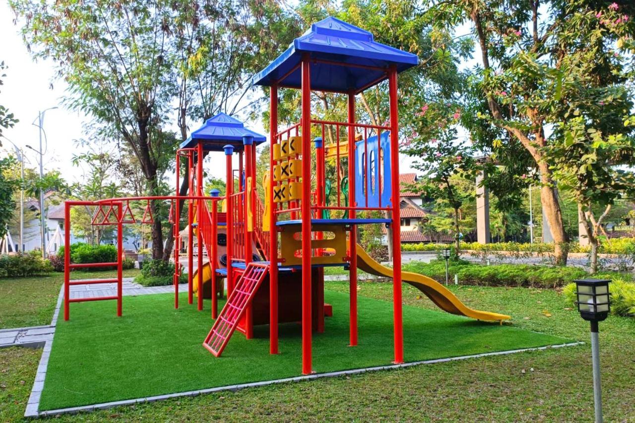 Whiz Prime Hotel Darmo Harapan Surabaya Luaran gambar