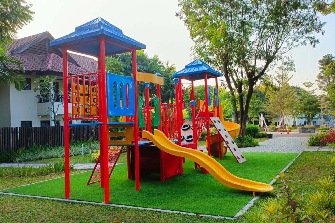 Whiz Prime Hotel Darmo Harapan Surabaya Luaran gambar