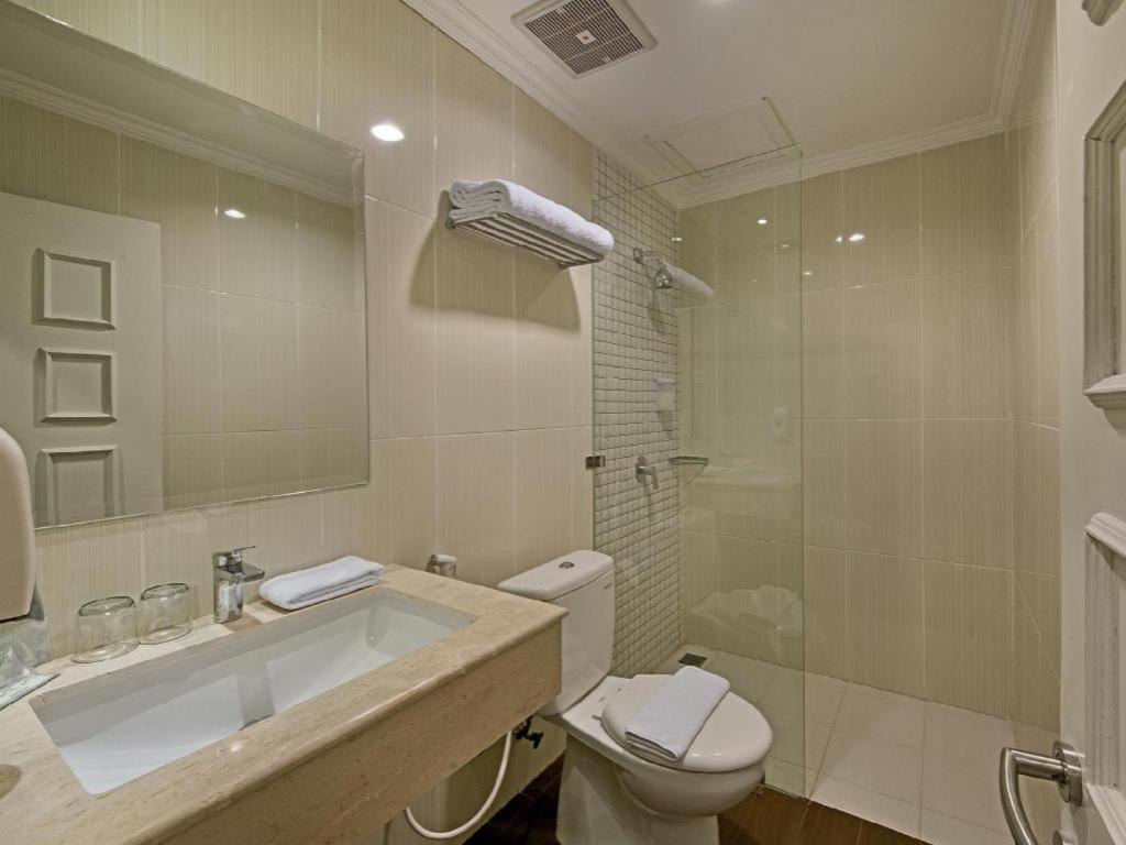 Whiz Prime Hotel Darmo Harapan Surabaya Luaran gambar