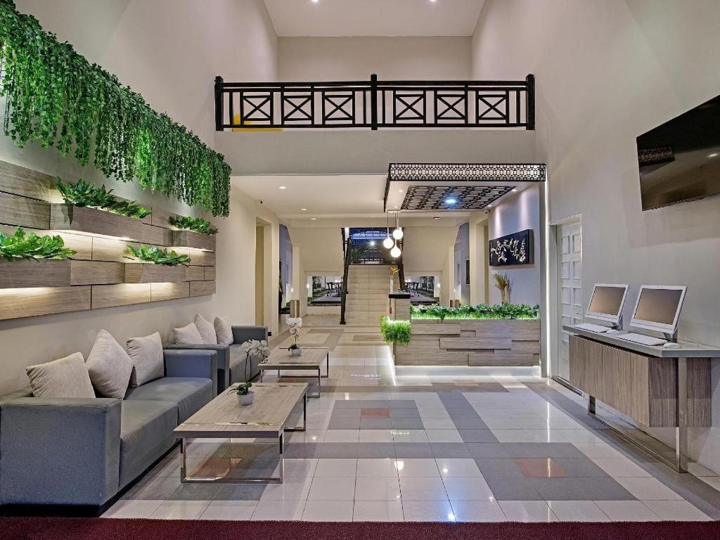 Whiz Prime Hotel Darmo Harapan Surabaya Luaran gambar