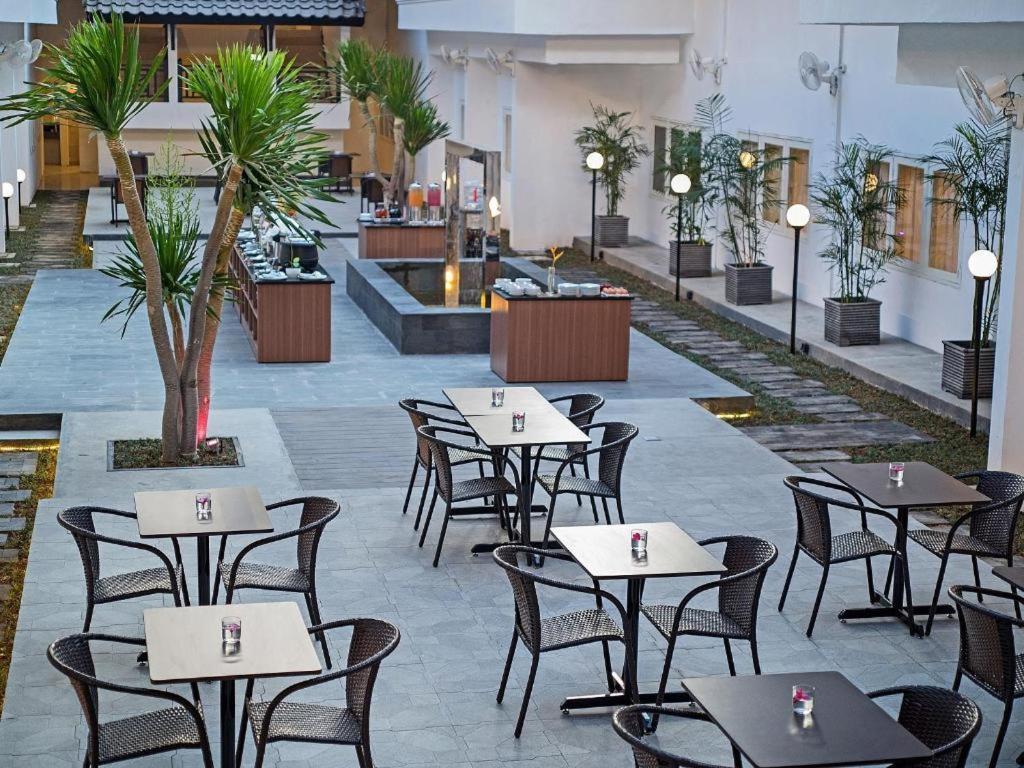 Whiz Prime Hotel Darmo Harapan Surabaya Luaran gambar