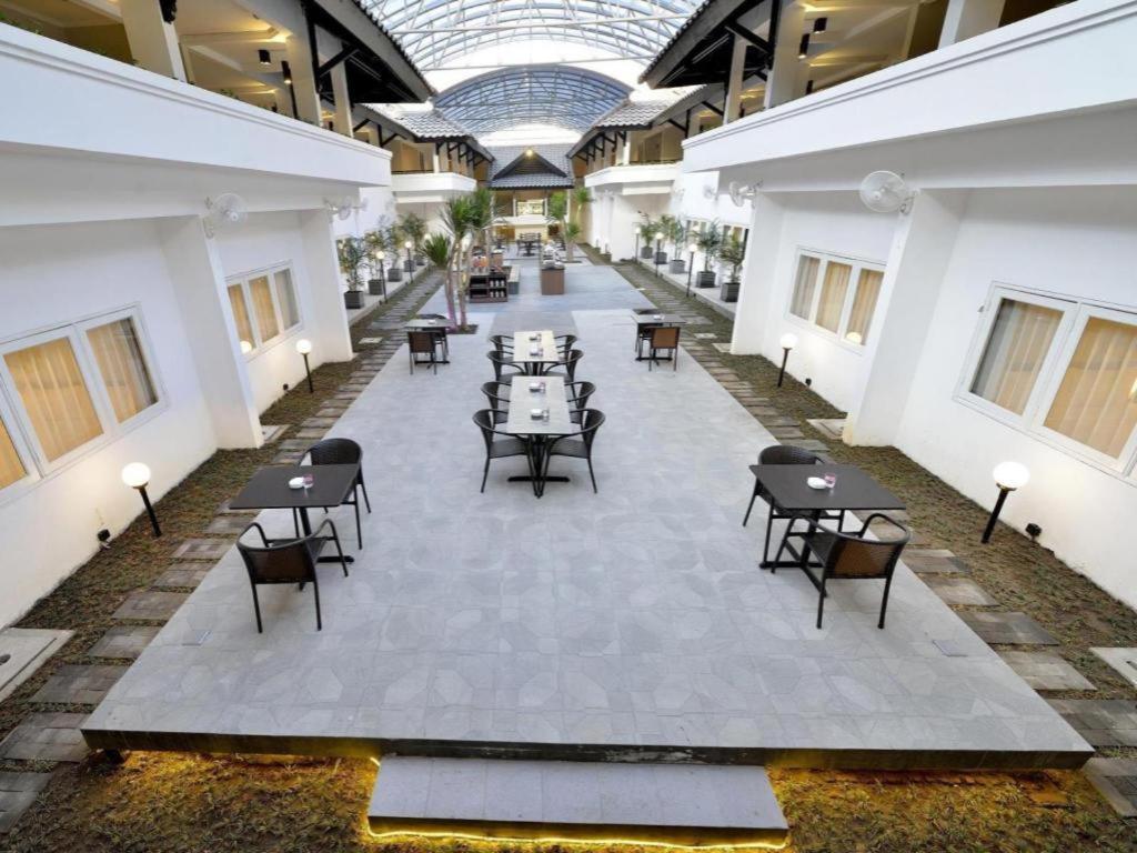 Whiz Prime Hotel Darmo Harapan Surabaya Luaran gambar