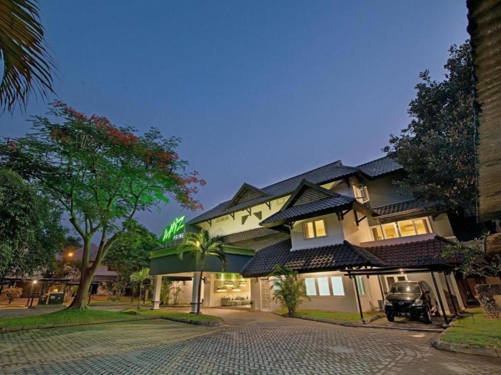 Whiz Prime Hotel Darmo Harapan Surabaya Luaran gambar