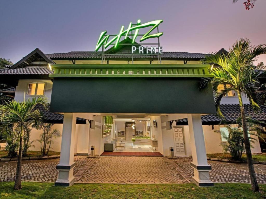 Whiz Prime Hotel Darmo Harapan Surabaya Luaran gambar