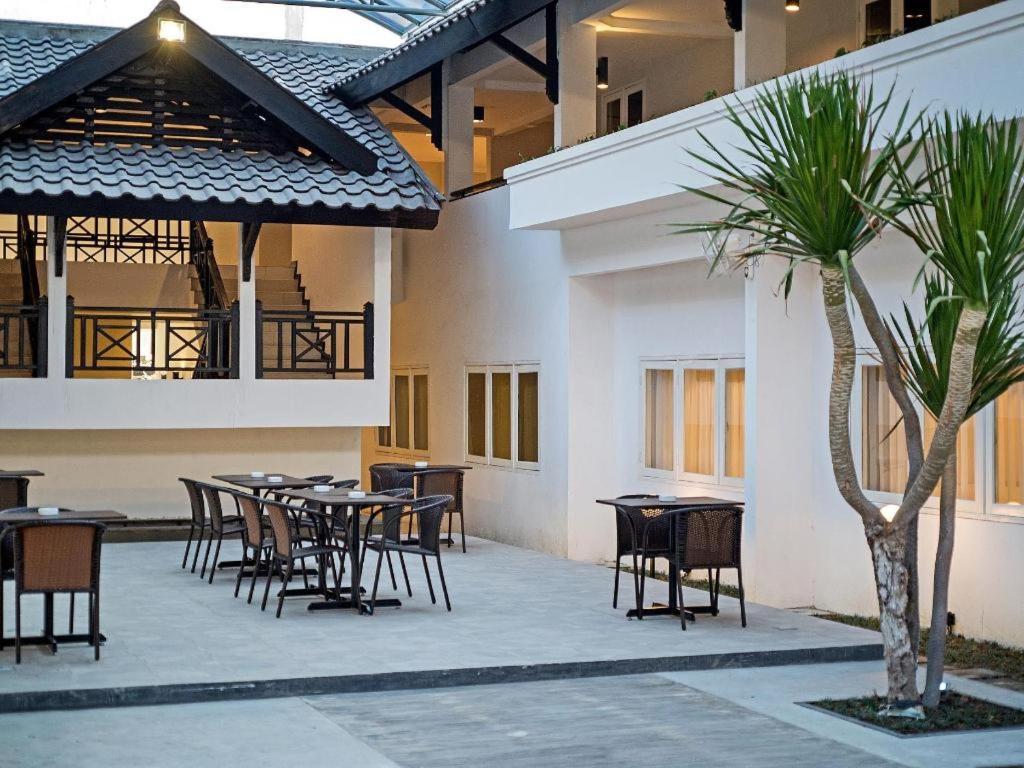 Whiz Prime Hotel Darmo Harapan Surabaya Luaran gambar