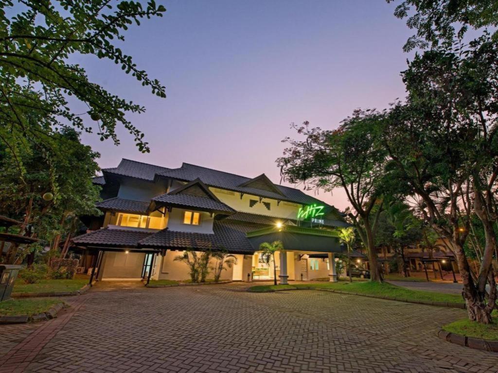Whiz Prime Hotel Darmo Harapan Surabaya Luaran gambar