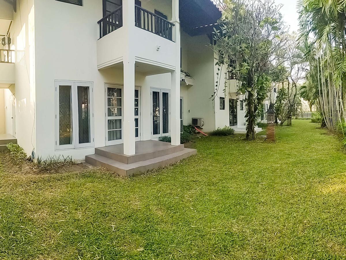 Whiz Prime Hotel Darmo Harapan Surabaya Luaran gambar