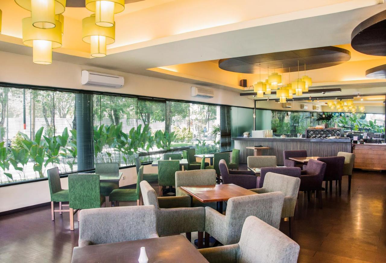 Whiz Prime Hotel Darmo Harapan Surabaya Luaran gambar