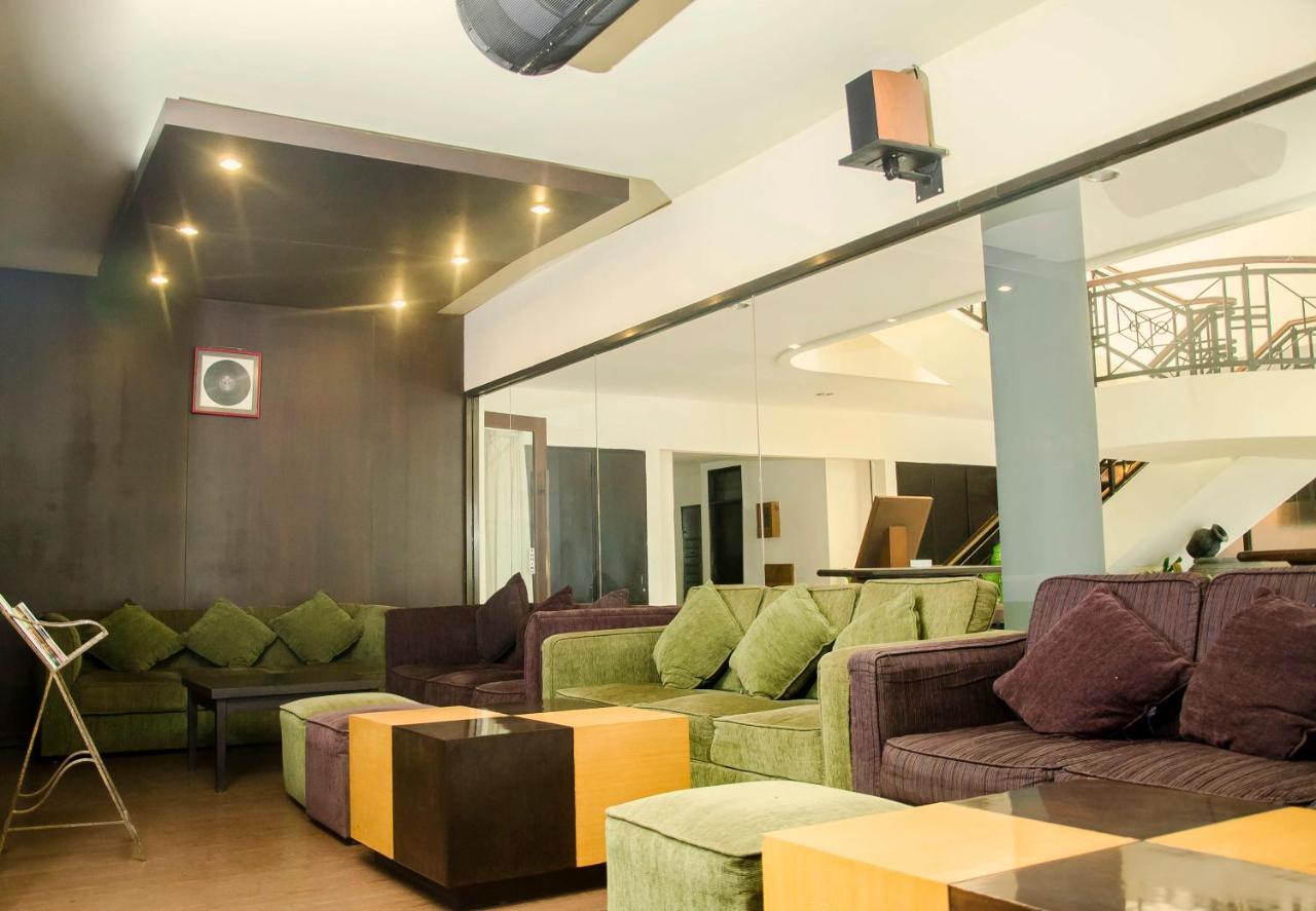 Whiz Prime Hotel Darmo Harapan Surabaya Luaran gambar