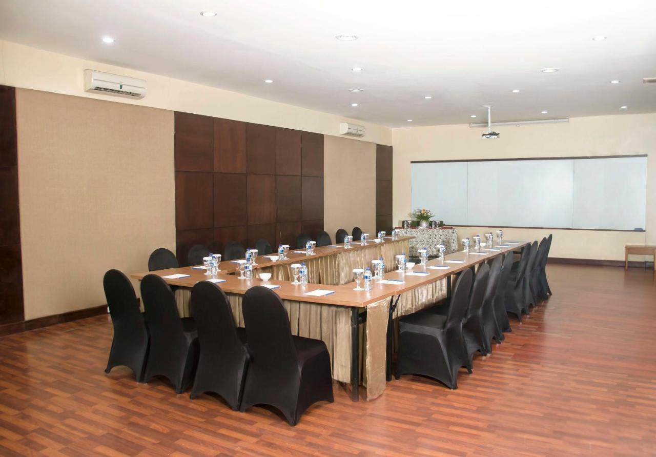 Whiz Prime Hotel Darmo Harapan Surabaya Luaran gambar