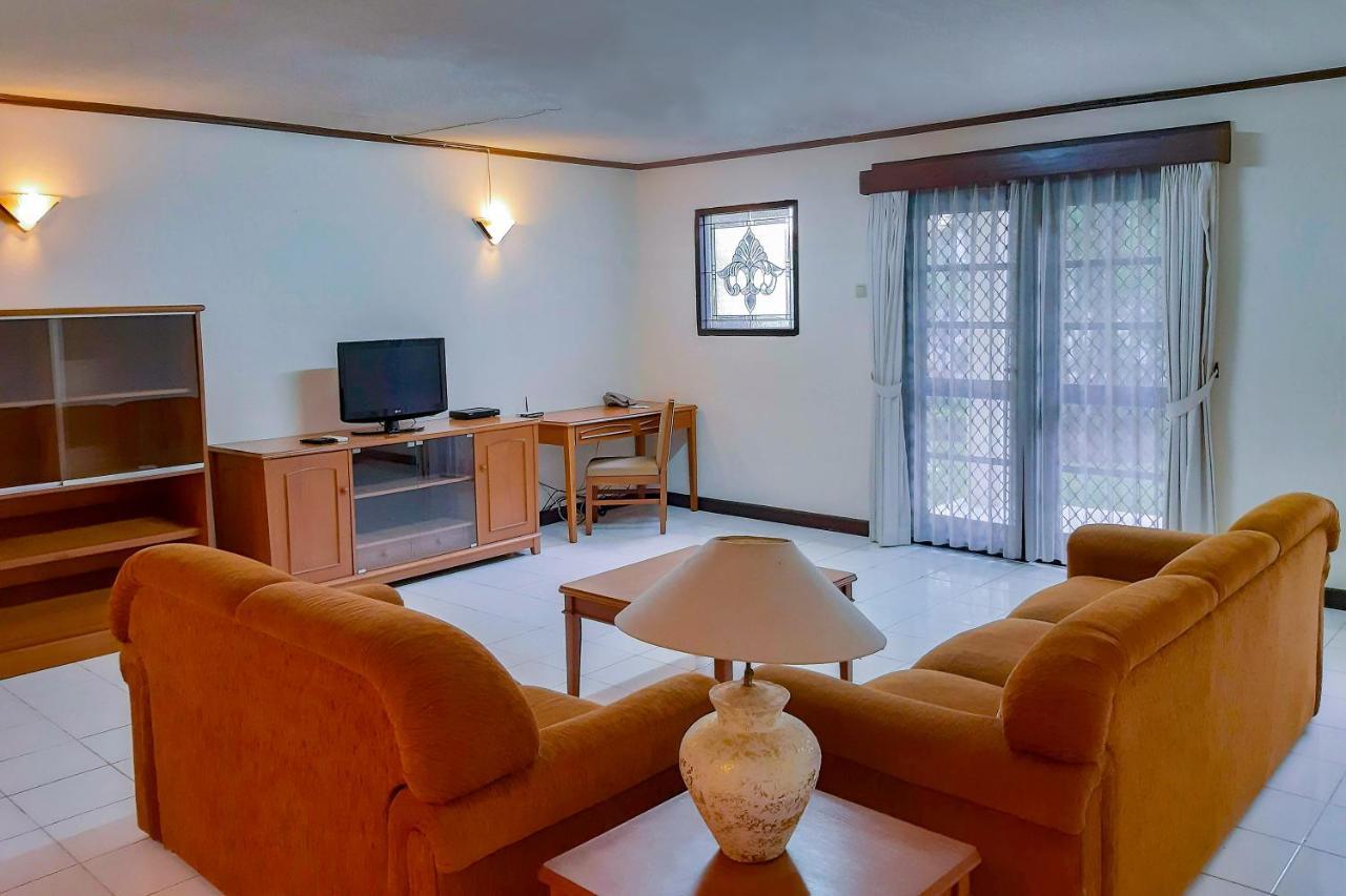 Whiz Prime Hotel Darmo Harapan Surabaya Luaran gambar