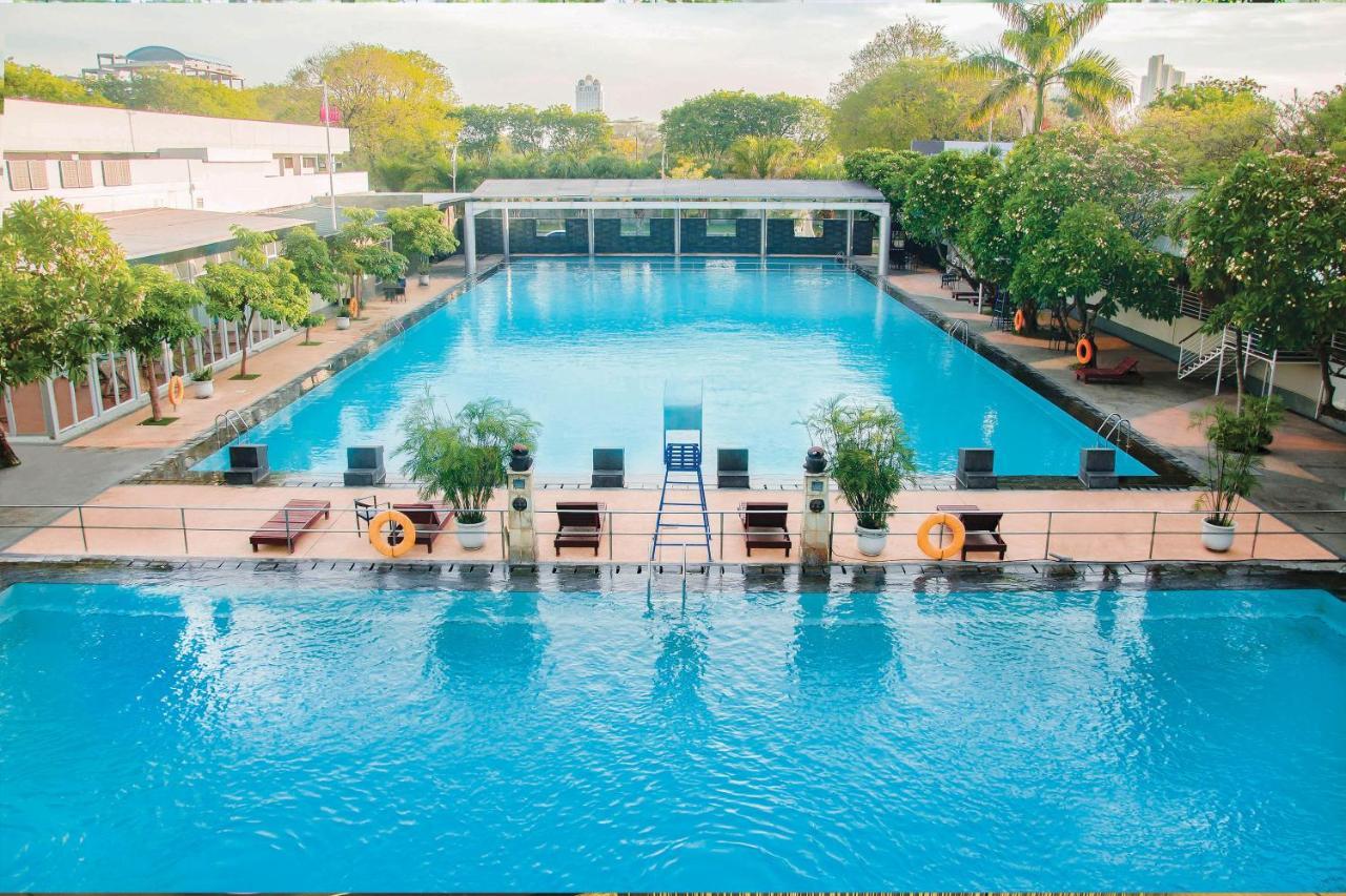 Whiz Prime Hotel Darmo Harapan Surabaya Luaran gambar