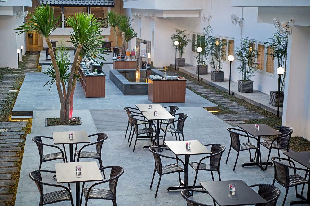 Whiz Prime Hotel Darmo Harapan Surabaya Luaran gambar