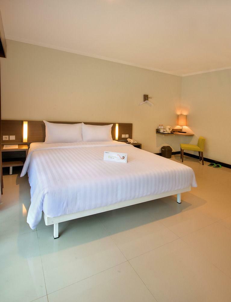 Whiz Prime Hotel Darmo Harapan Surabaya Luaran gambar