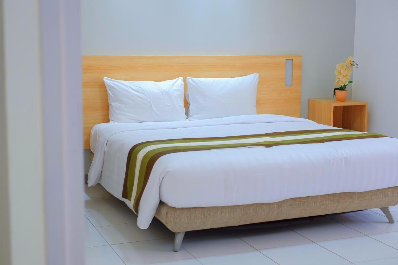 Whiz Prime Hotel Darmo Harapan Surabaya Luaran gambar