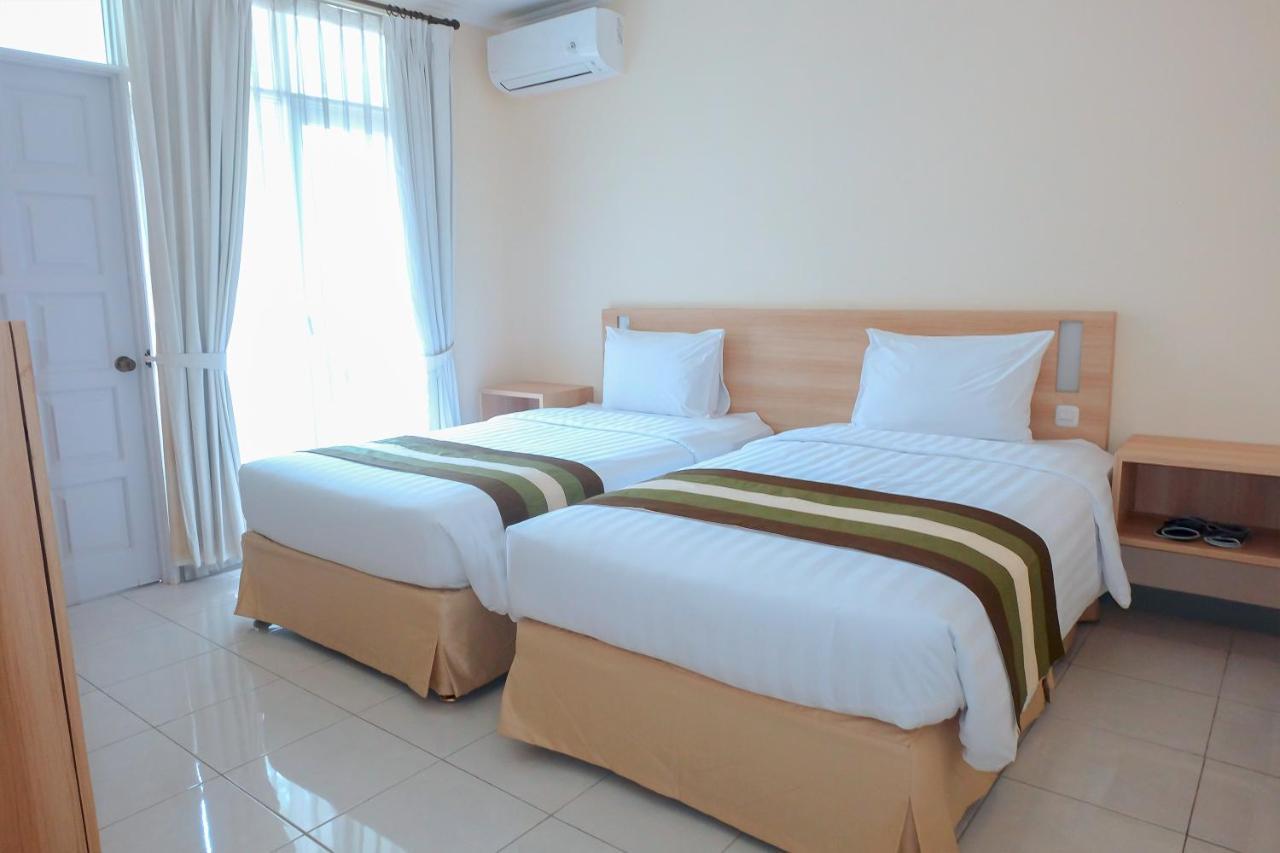 Whiz Prime Hotel Darmo Harapan Surabaya Luaran gambar