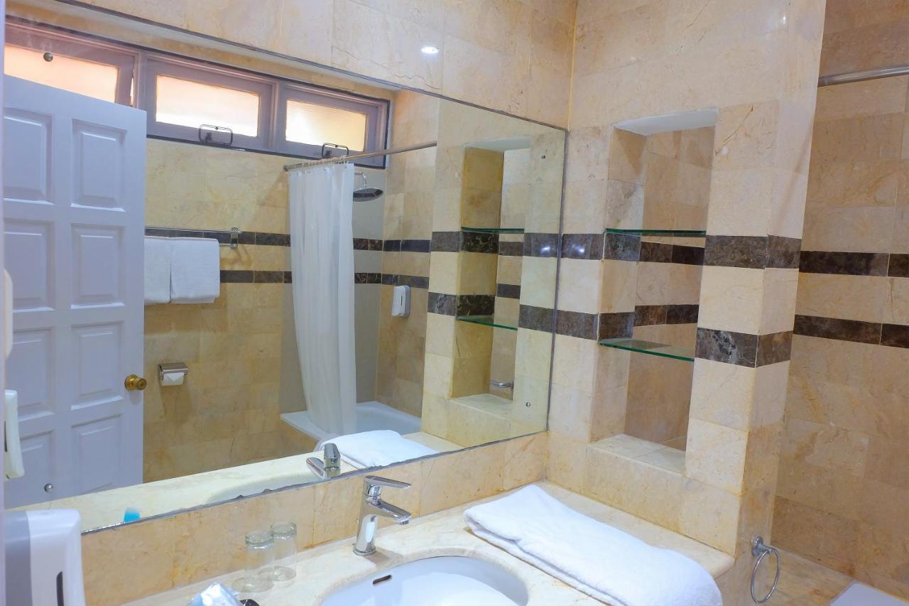 Whiz Prime Hotel Darmo Harapan Surabaya Luaran gambar